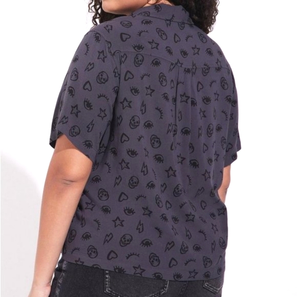 ❤️NWT VINTAGE TORRID BLOUSE - SKULL HEART BOLT PRINT - LIZZIE - BUTTON FRONT - Picture 3 of 15